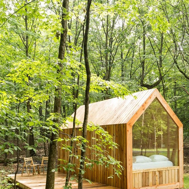 Refúgio na floresta: cabanas em Nova York tem cama king size, banheiro e closet (Foto: Kelsey Ann Rose, Wilde Scout / Divulgação)