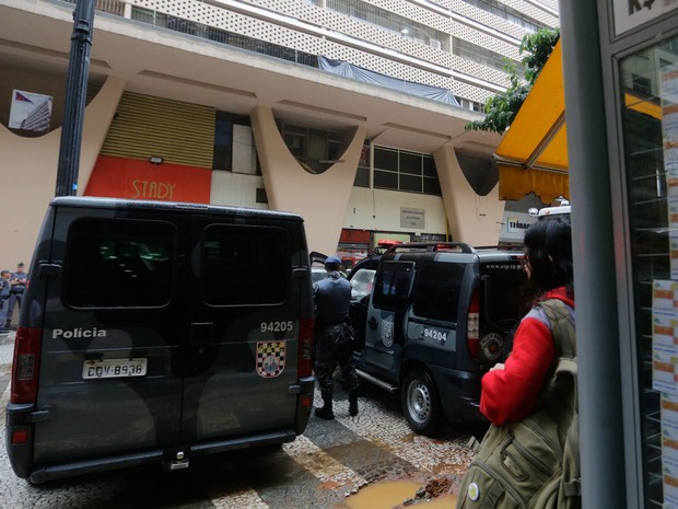 Movimentação policial é vista em frente a galeria Califórnia, na rua Barão de Itapetininga, região central, aonde uma pessoa é mantida refém no interior do local (Foto: Nelson Antoine/Frame/Estadão Conteudo)