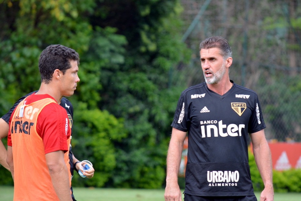 Hernanes e o técnico interino Vagner Mancini, no CT do São Paulo — Foto: Érico Leonan / saopaulofc.net