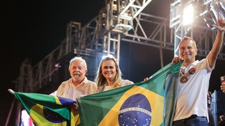 Daniela posa entre Lula e Waguinho, prefeito de Belford Roxo, durante a campanha presidencial  — Foto: Rafael Barreto