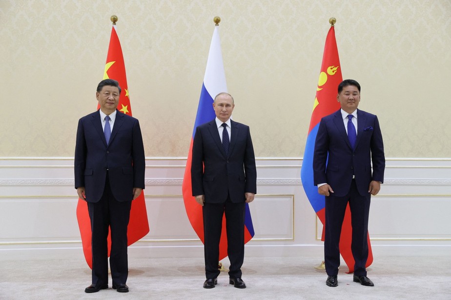 Presidentes da China, Xi Jinping, e da Rússia, Vladimir Putin, ao lador de Ukhnaa Khurelsukh, durante reunião no Azerbaijão