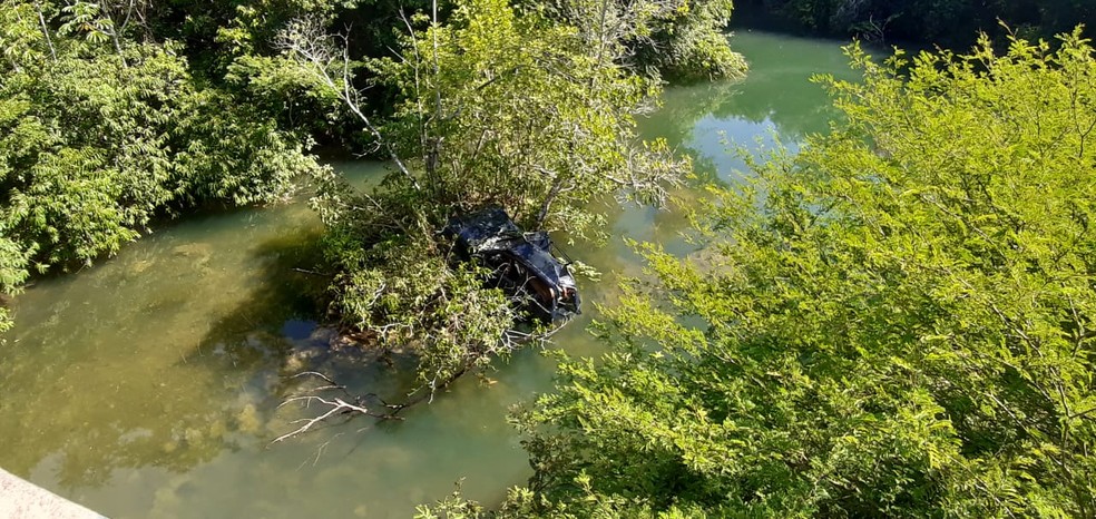 Após capotar, veículo ficou preso em "ilha" dentro do rio Betione, em Bodoquena (MS) — Foto: 3° Pel PM Bodoquena