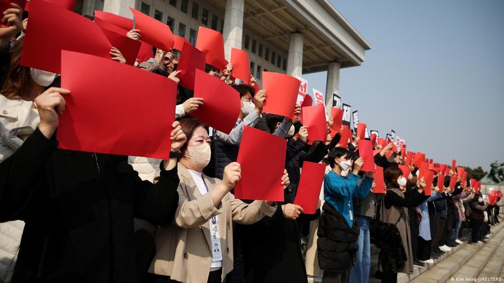 Na capital sul-coreana, manifestantes protestam contra a possível resolução, sem indenizações, da disputa sobre os crimes cometidos pelo Japão — Foto: Kim Hong-Ji/REUTERS