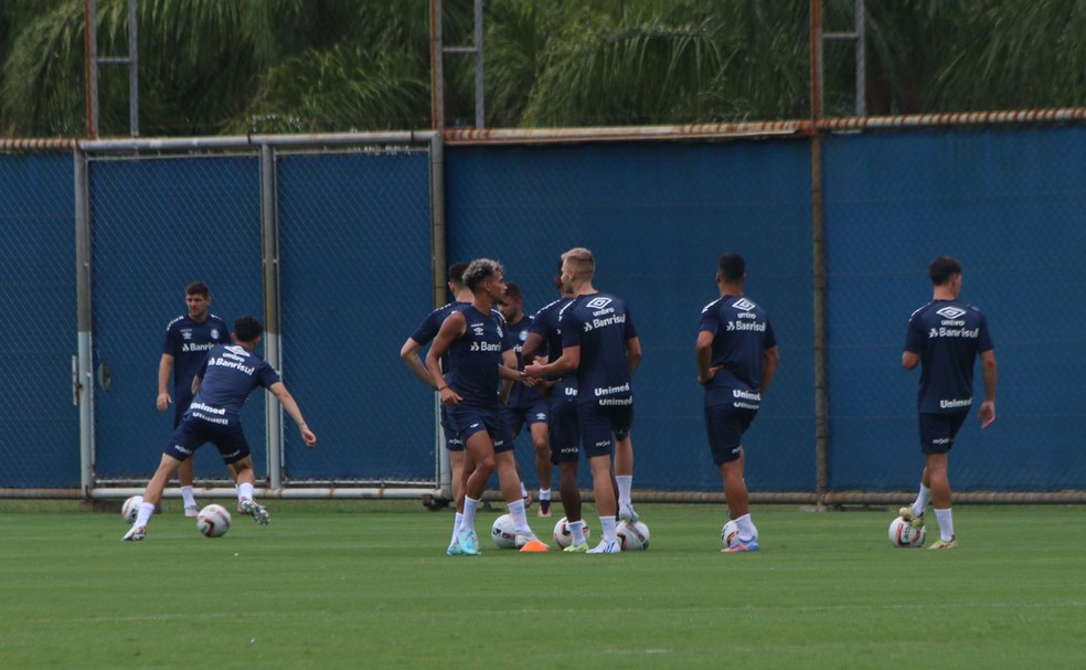 Treino do Grêmio: Ferreira volta a trabalhar com o grupo, e Renato faz mistério