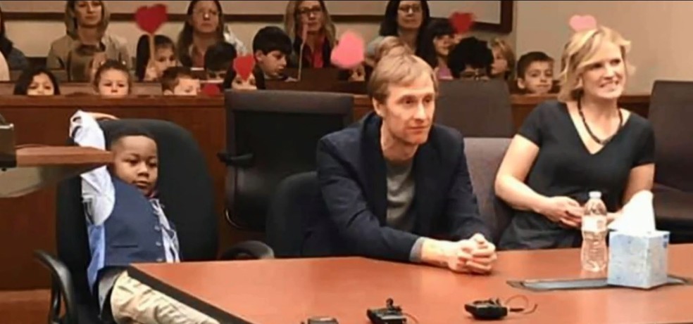 Michael e seus pais aguardam veredito da Justiça  — Foto: Reprodução/NBC