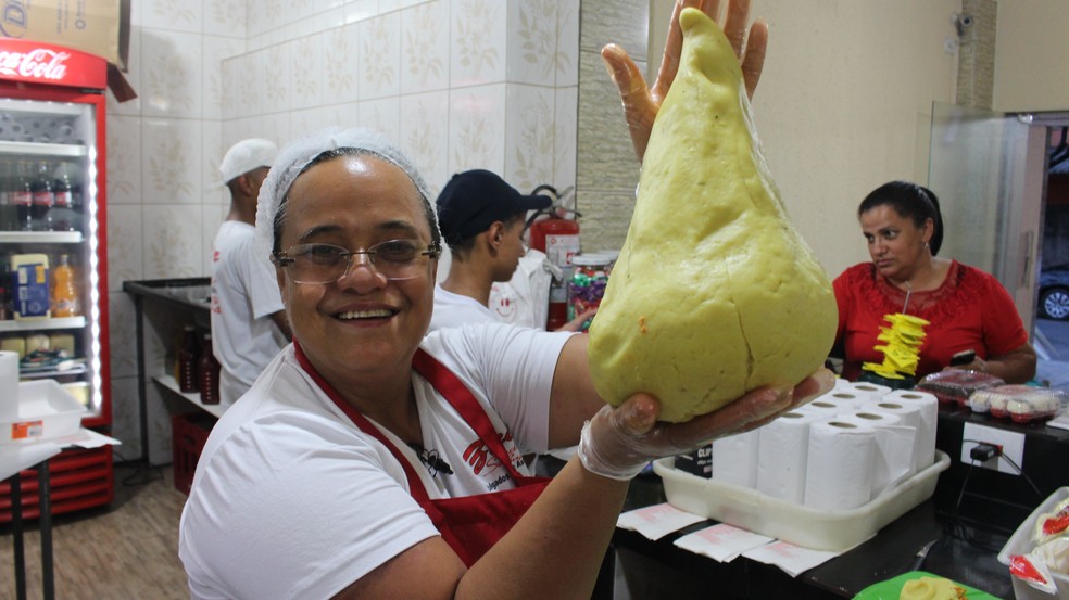 Zenir trabalha com pastÃ©is e coxinhas gigantes hÃ¡ cerca de seis anos â Foto: Kauanne Piedra/G1