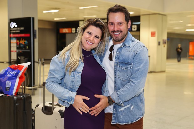 Donny De Nuccio e Larissa Laibida desembarcam em aeroporto de São Paulo (Foto: Manuela Scarpa/Brazil News)