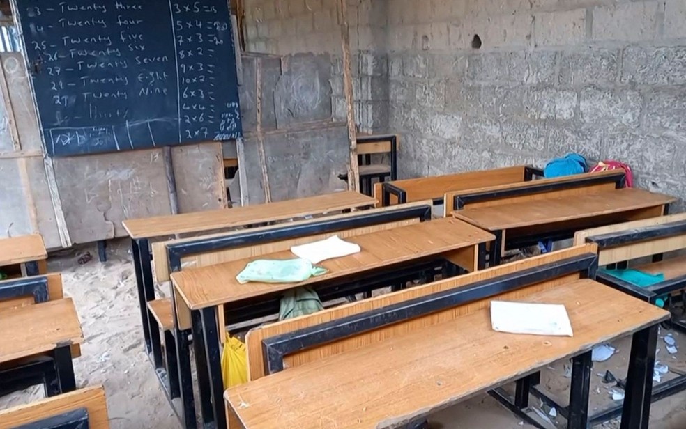 Imagem retirada de vídeo filmado em 31 de maio mostra sala de aula em escola de onde crianças foram sequestradas em Tegina, na Nigéria — Foto: AFPTV/AFP 