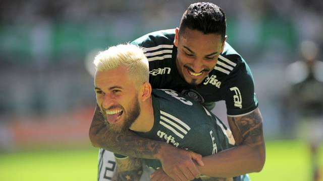 Lucas Lima comemora com AntÃ´nio Carlos seu gol pelo Palmeiras contra o ParanÃ¡