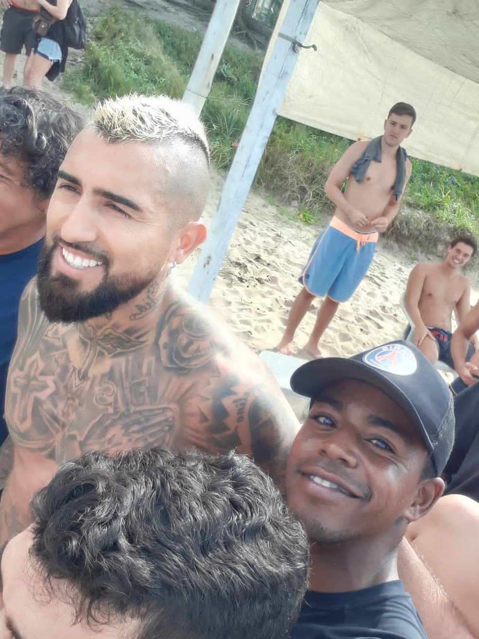 Daivisom (de bon&eacute;) em uma selfie com Vidal na praia da Barra  &mdash; Foto: Daivisom da Silva/Divulga&ccedil;&atilde;o