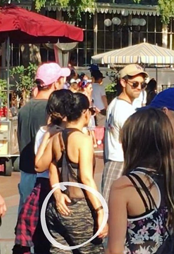 Demi foi vista com a DJ Lauren Abedini durante passeio na Disney (Foto: Reprodução/Twitter)