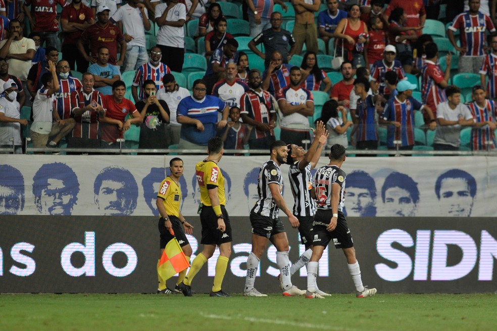 Keno comemora gol do Atlético-MG com Hulk — Foto:     Jhony Pinho/AGIF