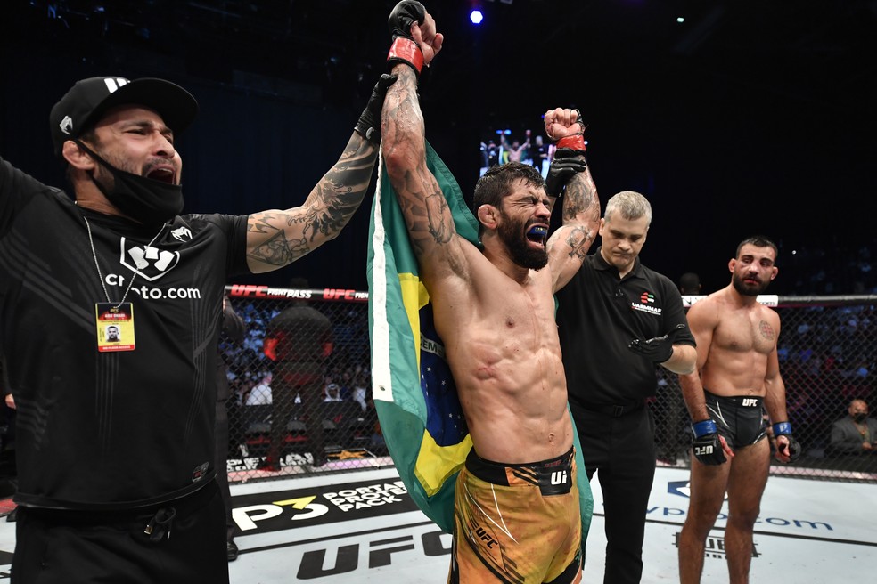 Elizeu Capoeira venceu Benoit Saint-Denis por decisão unânime (triplo 29-26) — Foto: Getty Images