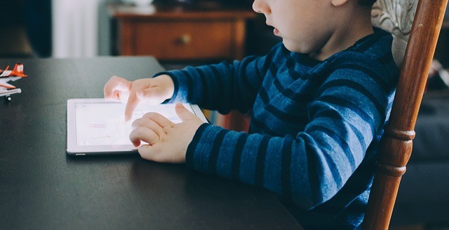 Criança usando iPad (Foto: Pixabay)