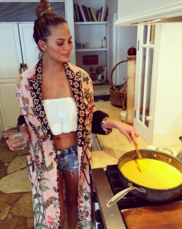 Chrissy Teigen cozinhando no Dia das Mães (Foto: Instagram)