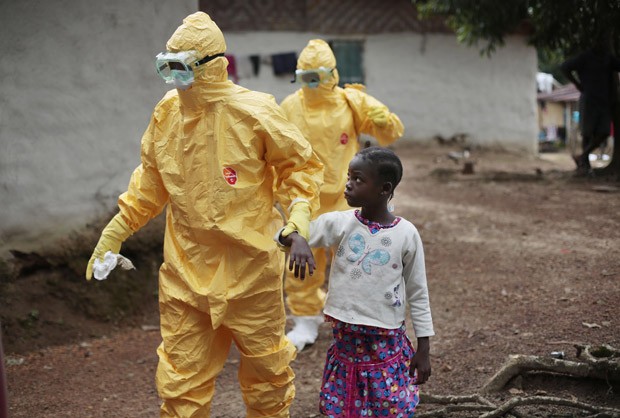  Menina é levada a ambulância depois de apresentar sintomas da infecção por ebola em vilarejo a cerca de 50 km de Monrovia, capital da Libéria (Foto: AP Photo/Jerome Delay)