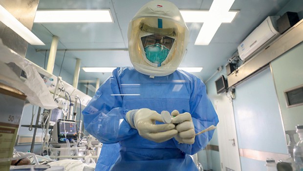 Médico faz a análise de sangue contaminado pelo covid-19, no hospital de Jinyintan, em Wuhan, epicentro da epidemia (Foto: Getty Images)