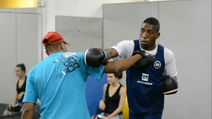 Boxe no sangue: pelo pai, Chocolate quer medalha em 