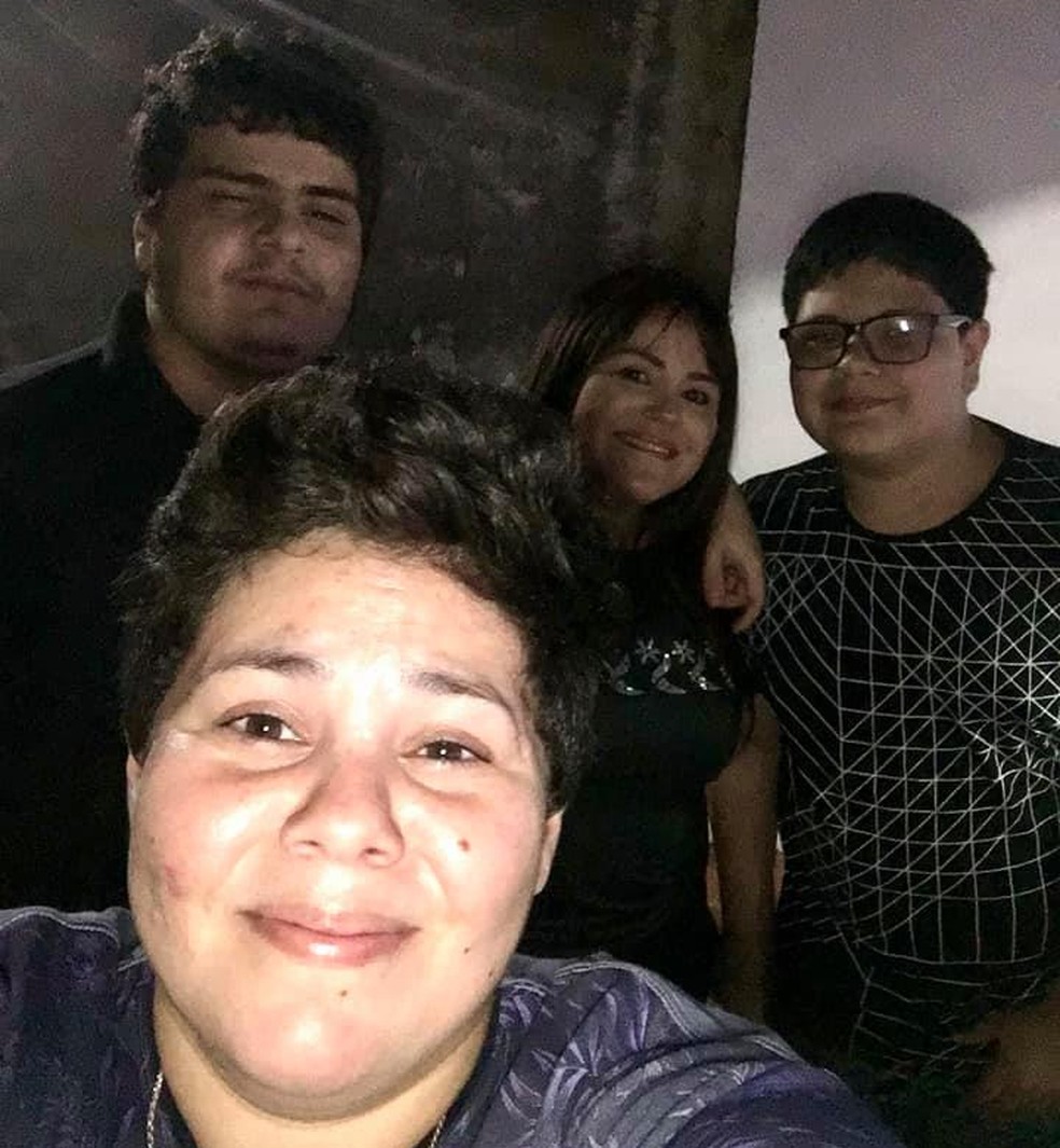 Fl&aacute;via com Yasmin e os outros dois filhos &mdash; Foto: Arquivo pessoal