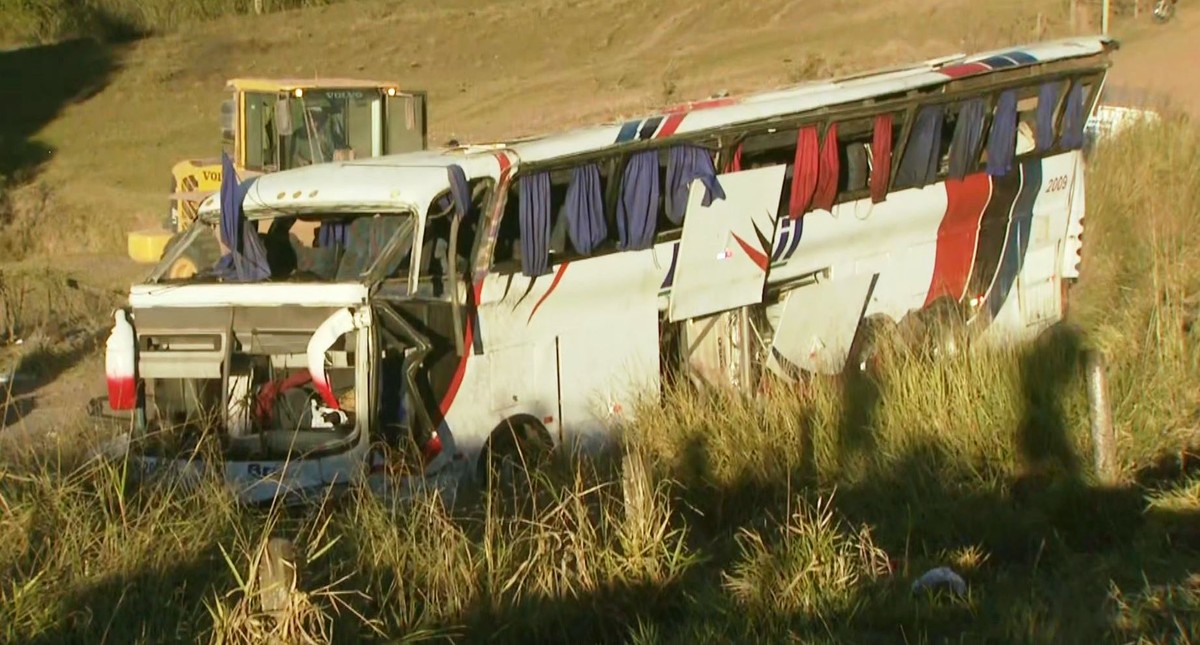 Polícia Rodoviária suspeita de falha mecânica em ônibus que caiu em ribanceira; pneus e veículo tinham má conservação - Vimarsana News