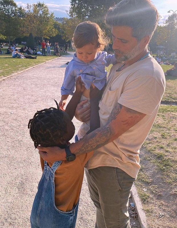 Giovanna Ewbank e Bruno Gagliasso passeiam com os filhos em Paris (Foto: Reprodução/Instagram)