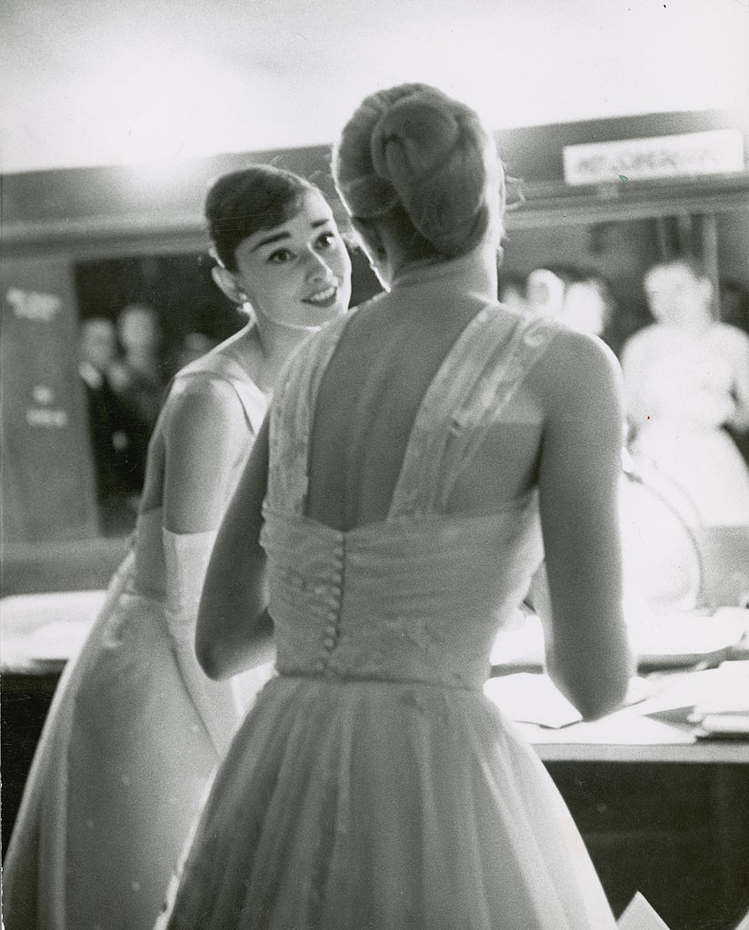 Audrey Hepburn e Grace Kelly esperam nos bastidores da 28ª cerimônia do Oscar, em 1956 (Foto: Allan Grant/The LIFE Picture Collection via Getty Images)