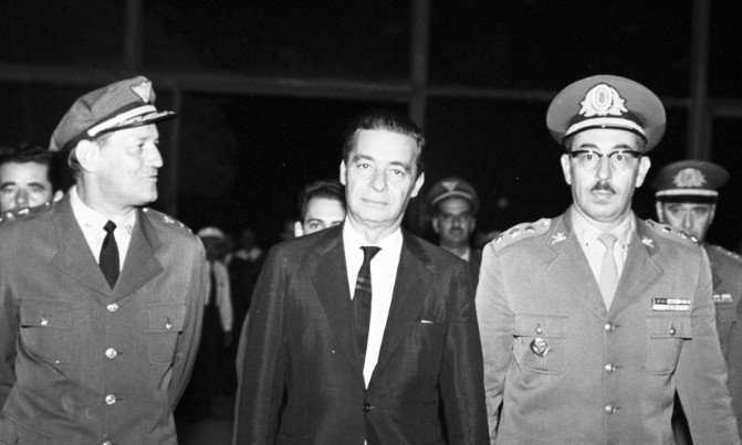 Golpe: O senador Aldo de Moura entre dois militares na madrugada de 2 de abril de 1964