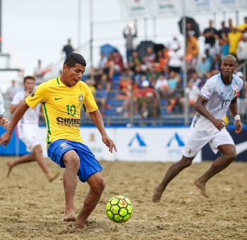 Datinha tenta o chute num dos bons lances da partida em Santos  (Foto: Marcello Zambrana / DGW)