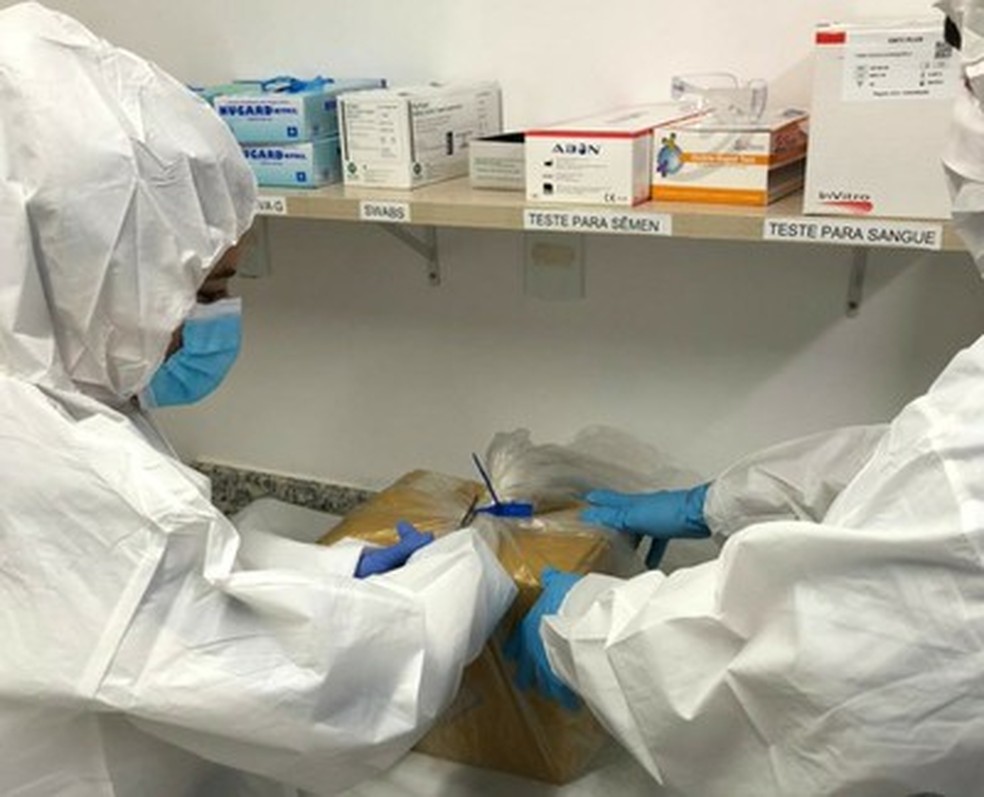 Peritos criminais de Alagoas analisam caixa coletora com seringas e agulhas utilizadas na vacinação de idosos em Maceió — Foto: Assessoria/Perícia Oficial de Alagoas 