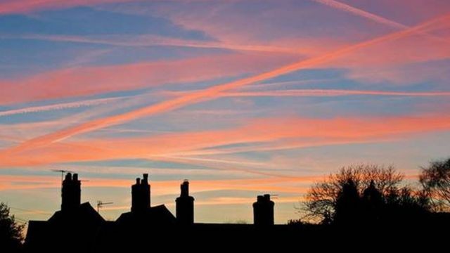 Nem todas as aeronaves produzem rastros de nuvens. Estima-se que eles ocorram em cerca de 18% dos voos (Foto: ALAMY (via BBC))