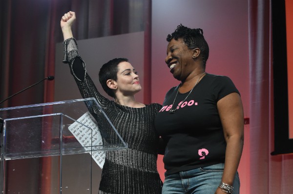 A atriz Rose McGowan com a ativista Tarana Burke, uma das idealizadoras do movimento Me Too (Foto: Getty Images)