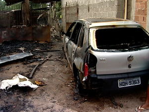 Um carro que estava estacionado também foi atingido pelas chamas, no Espírito Santo (Foto: Reprodução/TV Gazeta)