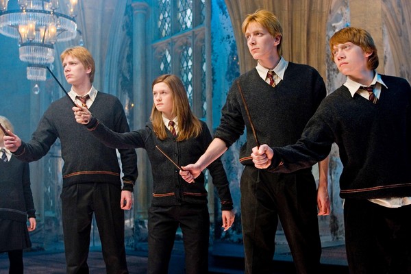 Algusn dos irmãos Weasley em cena da franquia Harry Potter (Foto: Reprodução)