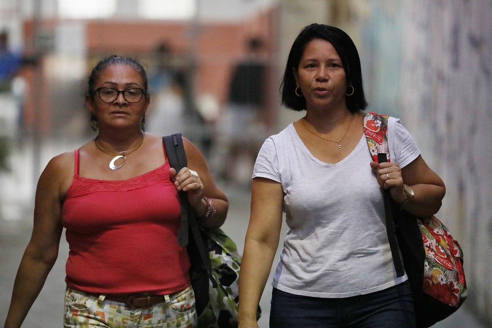Lucimar Vieira de Paiva, 50, e Marlucia Silva Barbosa, 51, alunas do Colégio Estadual Amaro Cavalcanti. — Foto: Lucas Tavares/Agência O Globo