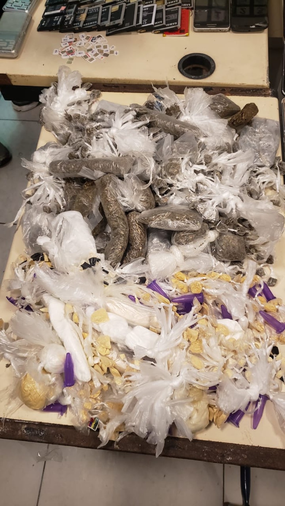 Drogas foram encontradas em uma área comum dos presos — Foto: Divulgação/Secretaria de Estado de Administração Penitenciária 