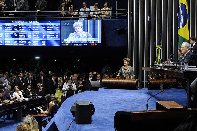 Na tribuna em discurso, Dilma Rousseff durante primeiro dia de julgamento de impeachment (Foto: Edilson Rodrigues/Agência Senado)