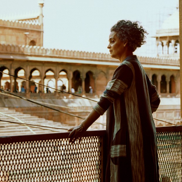 Arundhati Roy na varanda de uma casa no centro antigo de Nova Déli (Foto: Bharat Sikka)