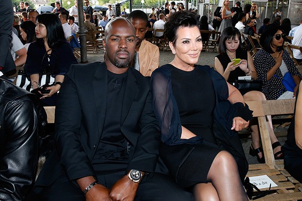 Kris Jenner, sitting front row at Givenchy, watches her daughter Kendall model couture (Foto: GETTY)