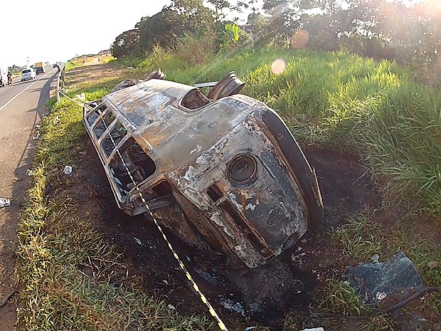 Kombi envolvida no acidente na BR-324, Bahia (Foto: Reprodução TV Bahia)