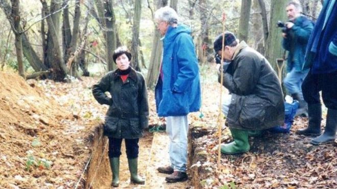 Patricia Wiltshire assessorando arqueólogos em 1990, década em que começou a atuar de vez em investigações criminais (Foto: PATRICIA WILTSHIRE)