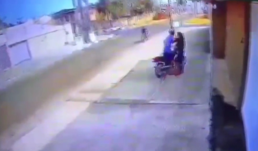 Câmeras de segurança flagraram o momento em que o jovem agride a esposa por ela ter esquecido a máscara — Foto: Reprodução/Roraima24h