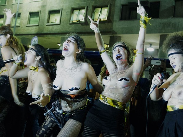 Seminuas, mulheres participam do ato 'Por Todas Elas' em prol do feminismo, contra a cultura do estupro e a violência praticada contra as mulheres, na região da Candelária, no Centro do Rio de Janeiro (Foto: Paulo Campos/Estadão Conteúdo)