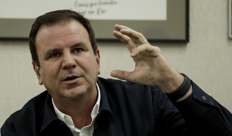 O prefeito do Rio, Eduardo Paes, precisou ser internado em virtude de uma crise renal