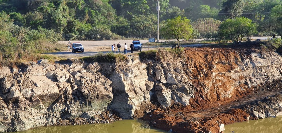 Polícia Civil retira carros de lago em antiga pedreira de Salto de Pirapora — Foto: Moniele Nogueira/TV TEM