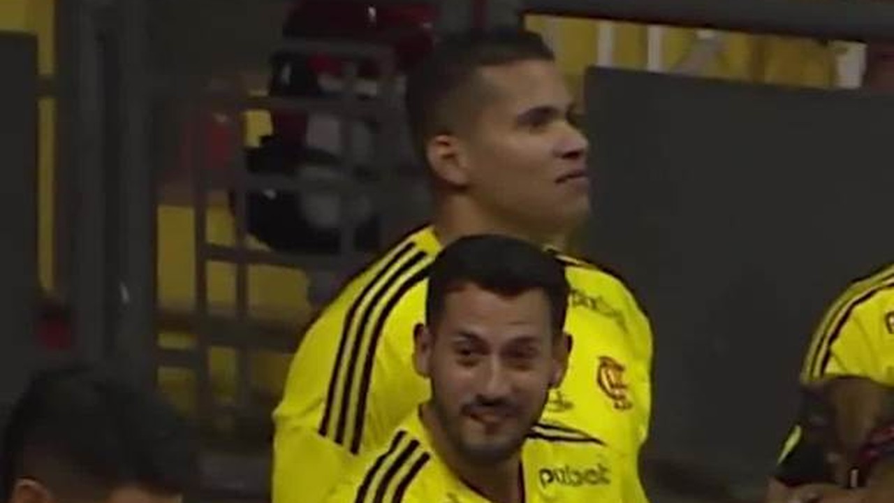 Jogadores do Flamengo entram em quadra pelo NBB com cachorrinhos para ado&ccedil;&atilde;o