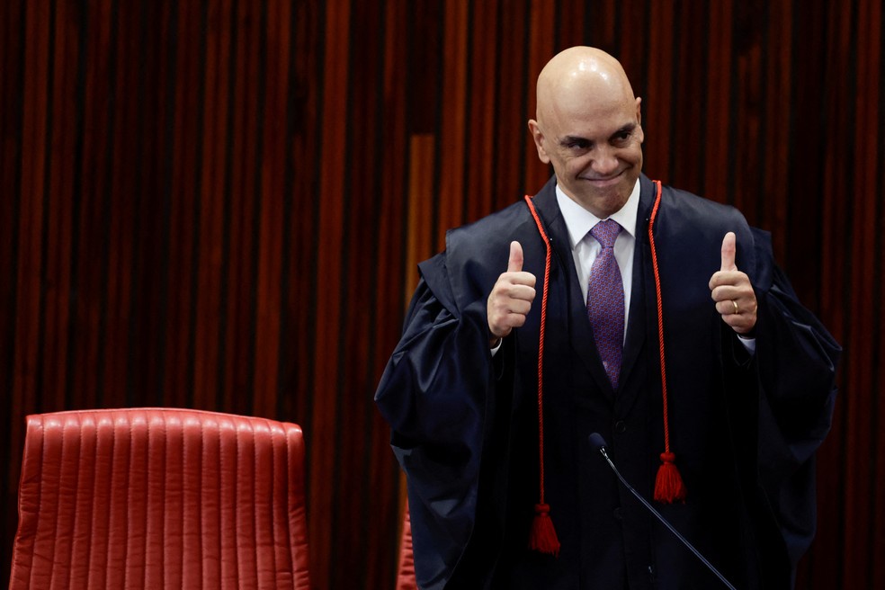 Alexandre de Moraes é aplaudido durante cerimônia de diplomação de Lula no Tribunal Superior Eleitoral — Foto: Ueslei Marcelino/Reuters