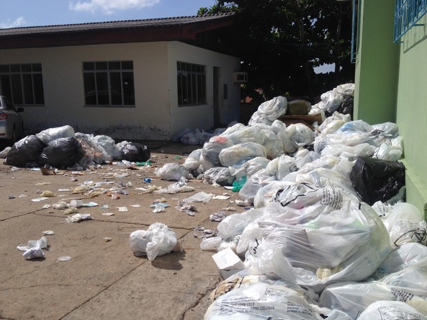 Sacolas plásticas com resídos hospitalares espalhavam-se pelo chão (Foto: Abinoan Santiago/G1)
