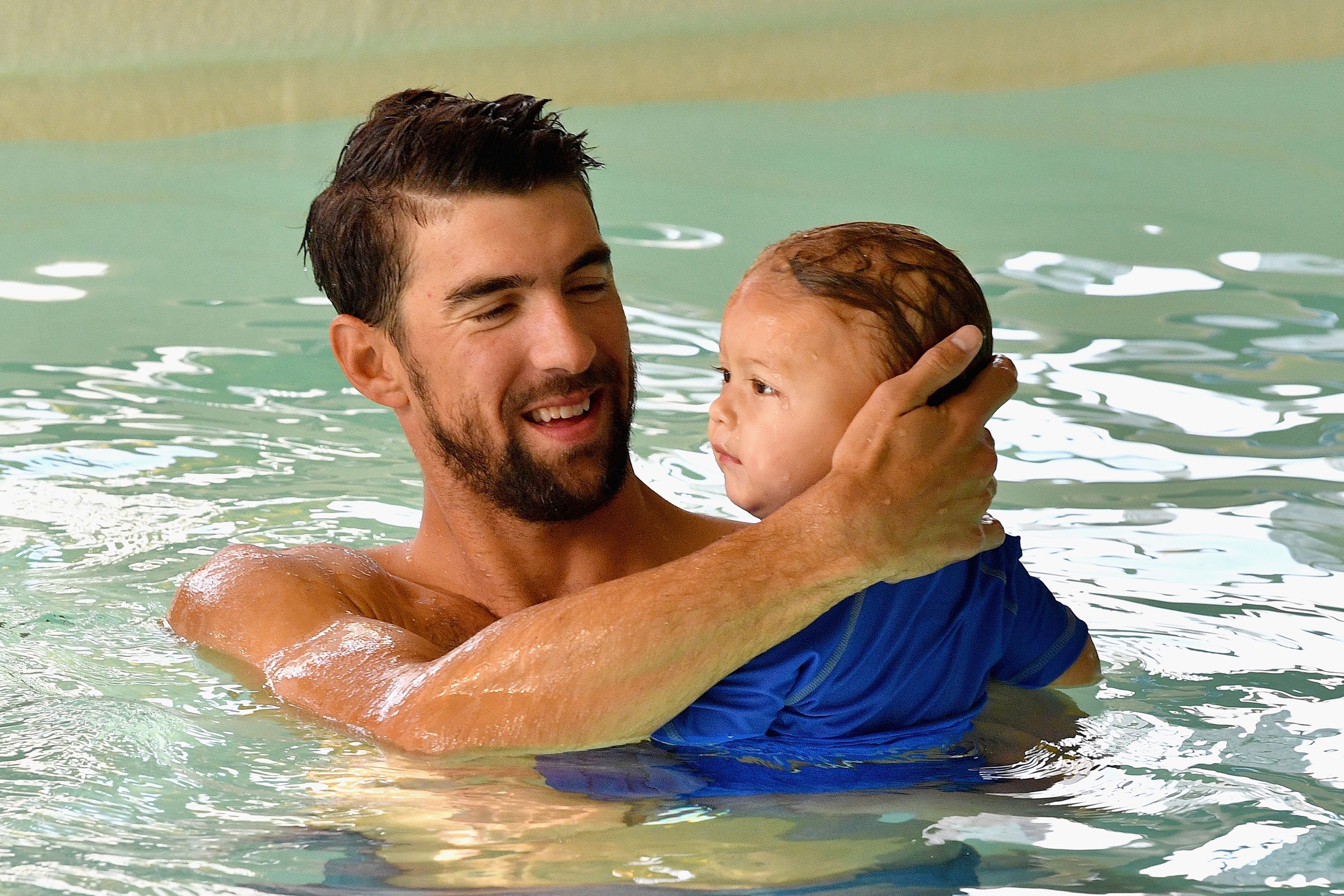Michael Phelps e o pequeno Boomer (Foto: Getty Images)