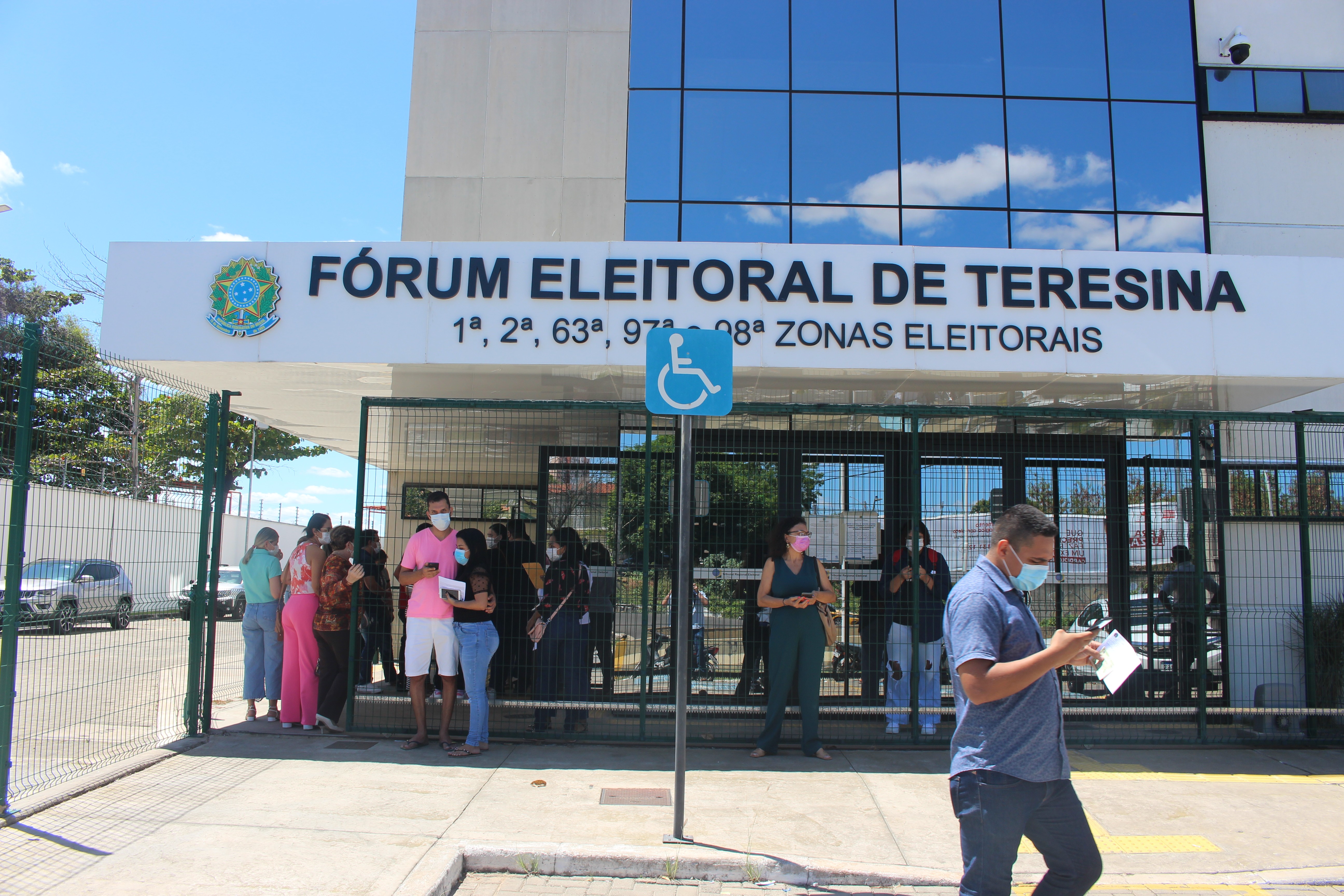 Eleitores ‘correm’ no último dia para solicitação do voto em trânsito em Teresina