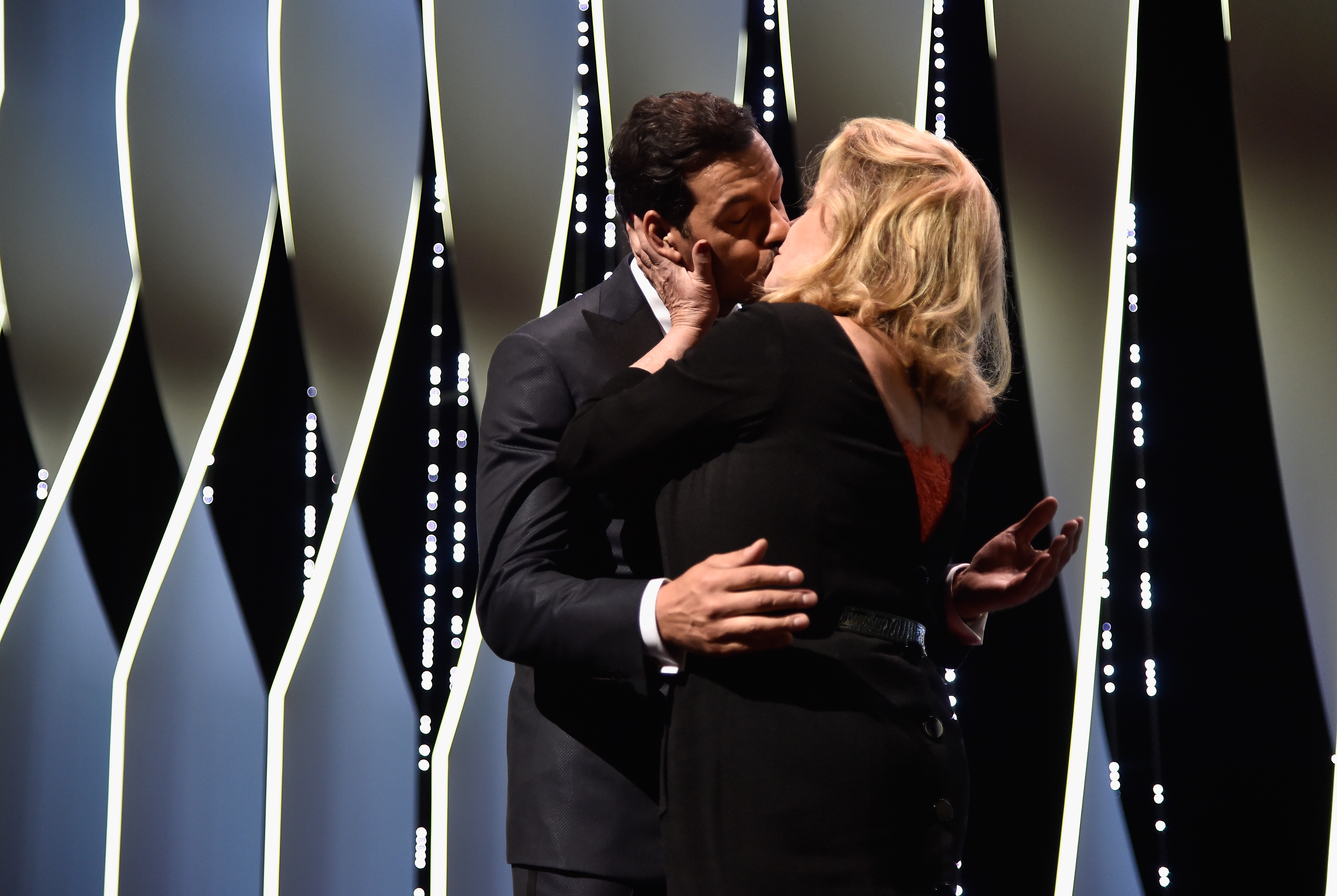 O flagra do beijo no palco da cerimônia de abertura de Cannes 2016 (Foto: Getty Images)